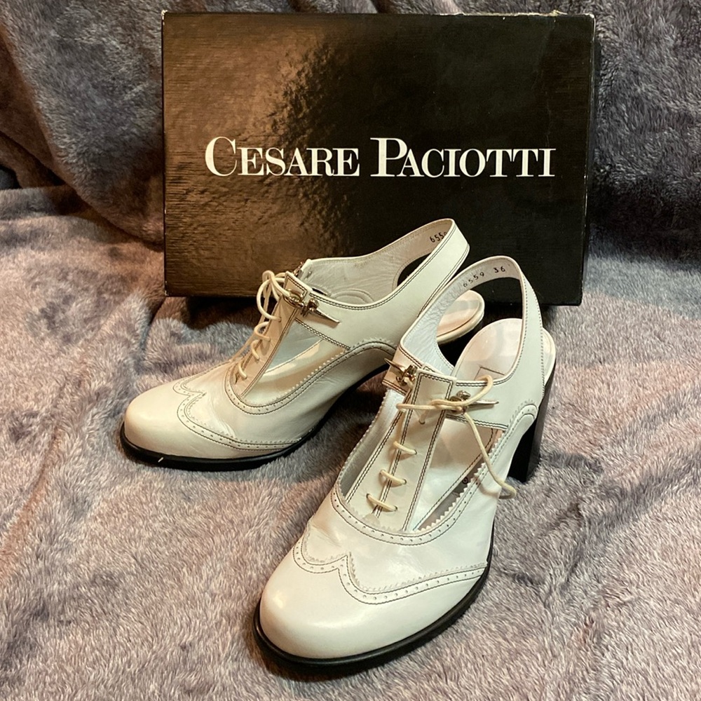 Pre-loved Cesare Paciotti wing tip chunky heels in White Size 36.